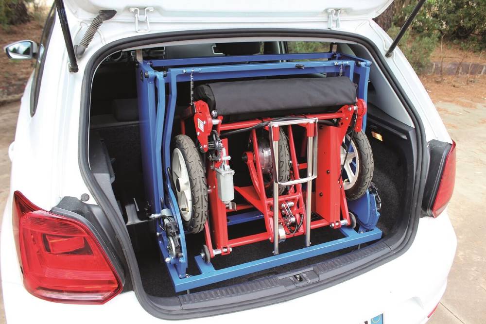 Photo of a Di Blasi car hoist in the boot of a hatchback car.